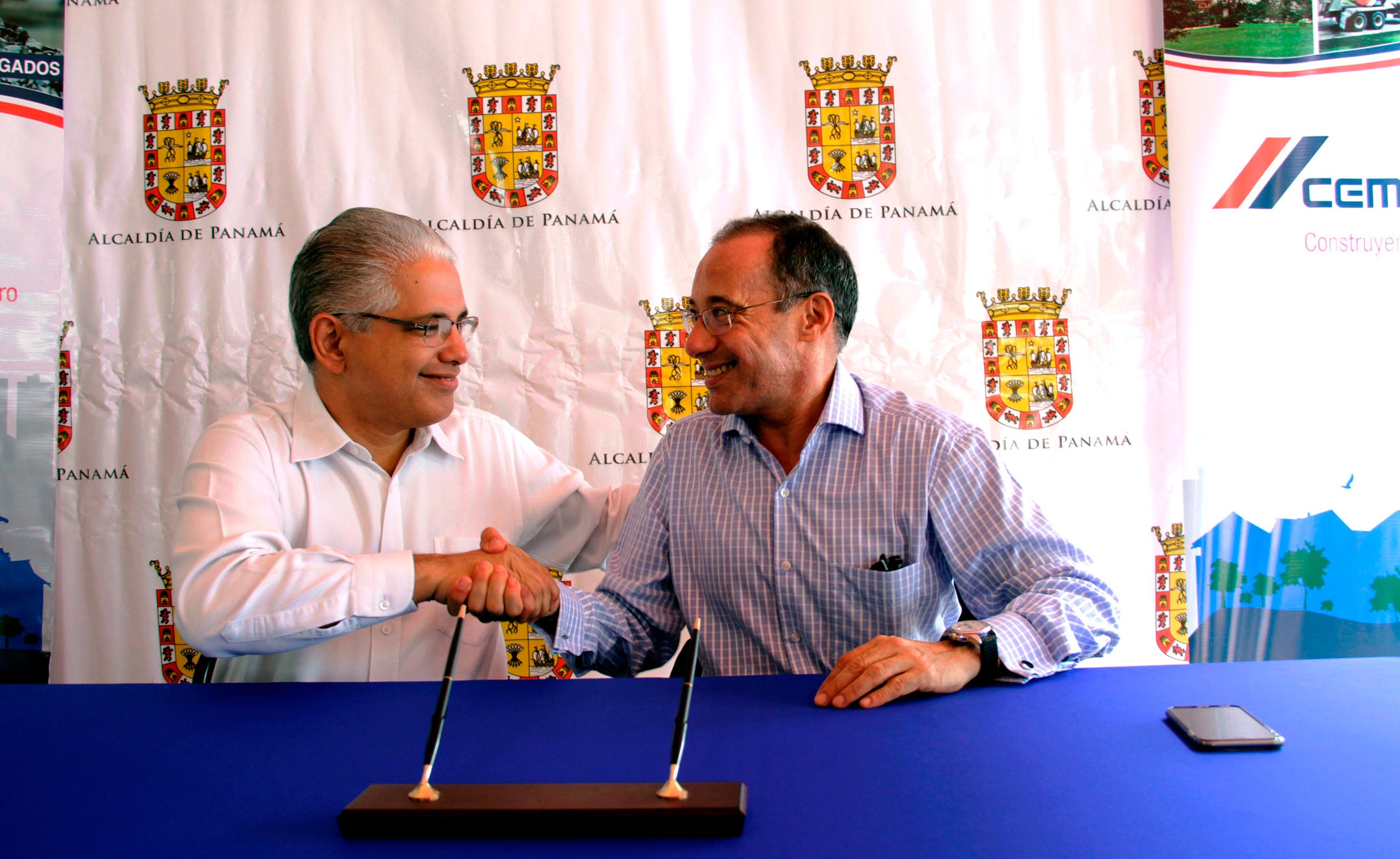 Panama City Mayor Jose Isabel Blandon and CEMEX Country President in Panama Andres Jimenez at the signing of the cooperation agreement.