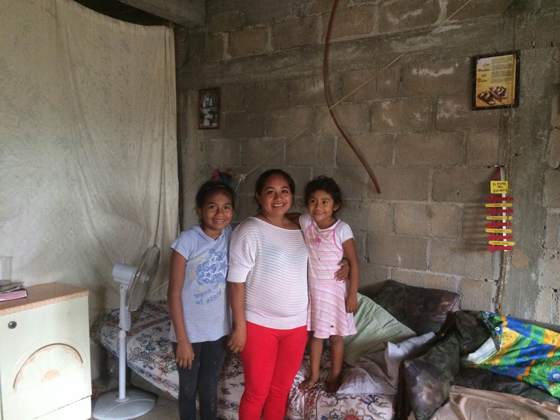 Photo. Esperanza and her daughters