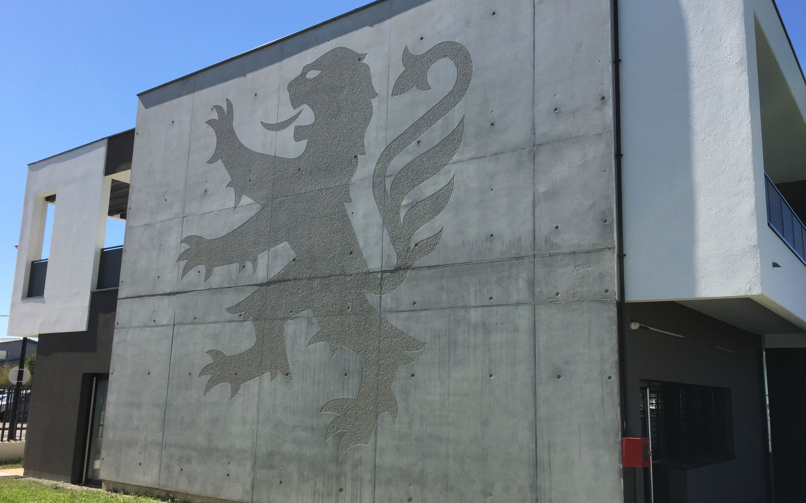 Through a feat of technical and aesthetic ingenuity, the club’s logo was rendered onto the entrance wall.  Credits: Atelier Thierry Roche et Associés