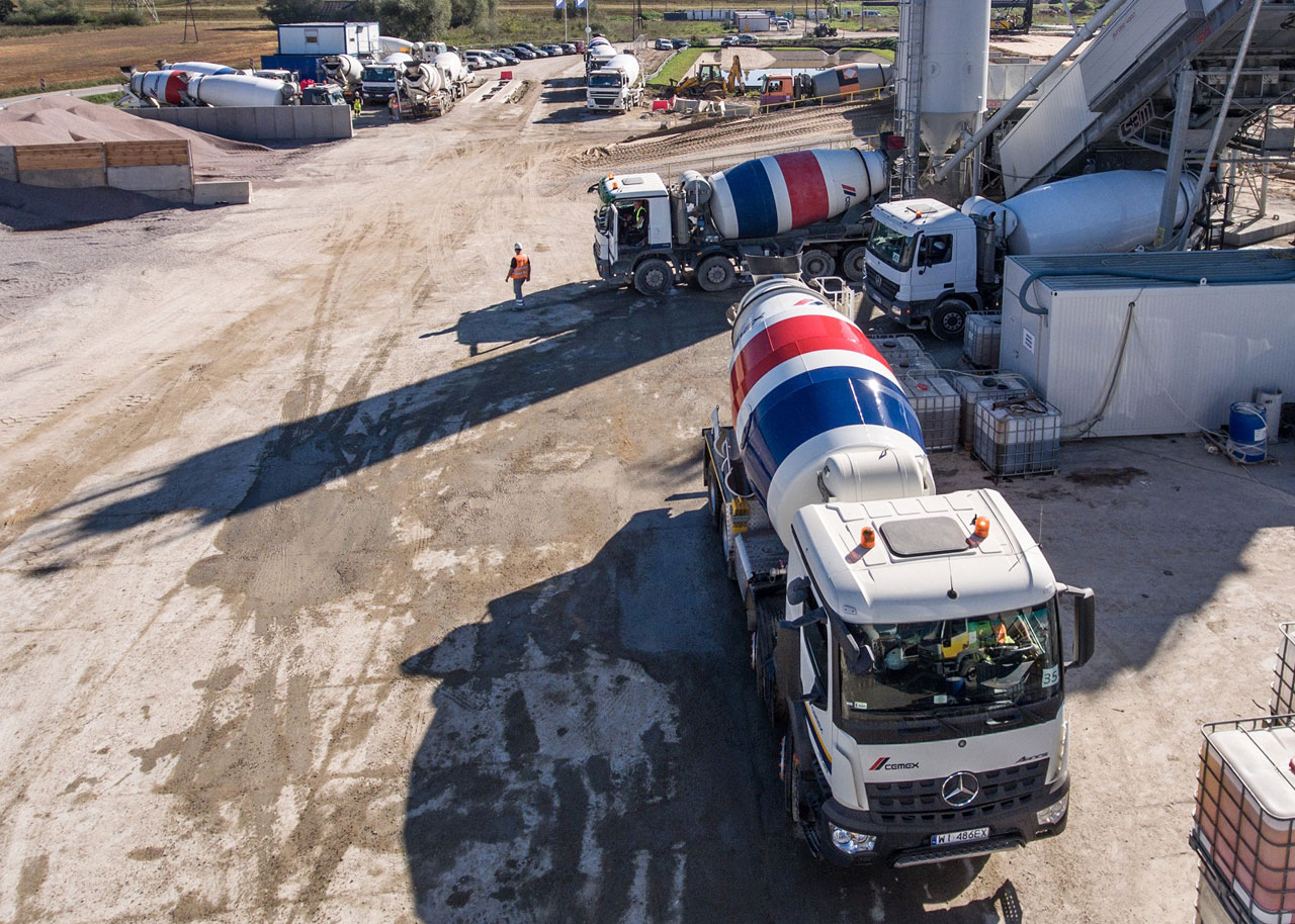 CEMEX installed two mobile concrete plants and utilized several concrete technologies to better meet the needs of this comprehensive project.  Credits: CEMEX
